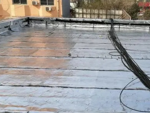 建华卫生间漏水维修公司分享下建华屋面楼顶防水刚性防水层施工要点。